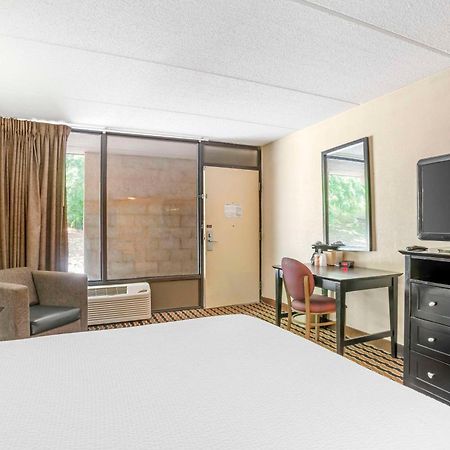 Quality Inn Near Speedway Уилксборо Экстерьер фото