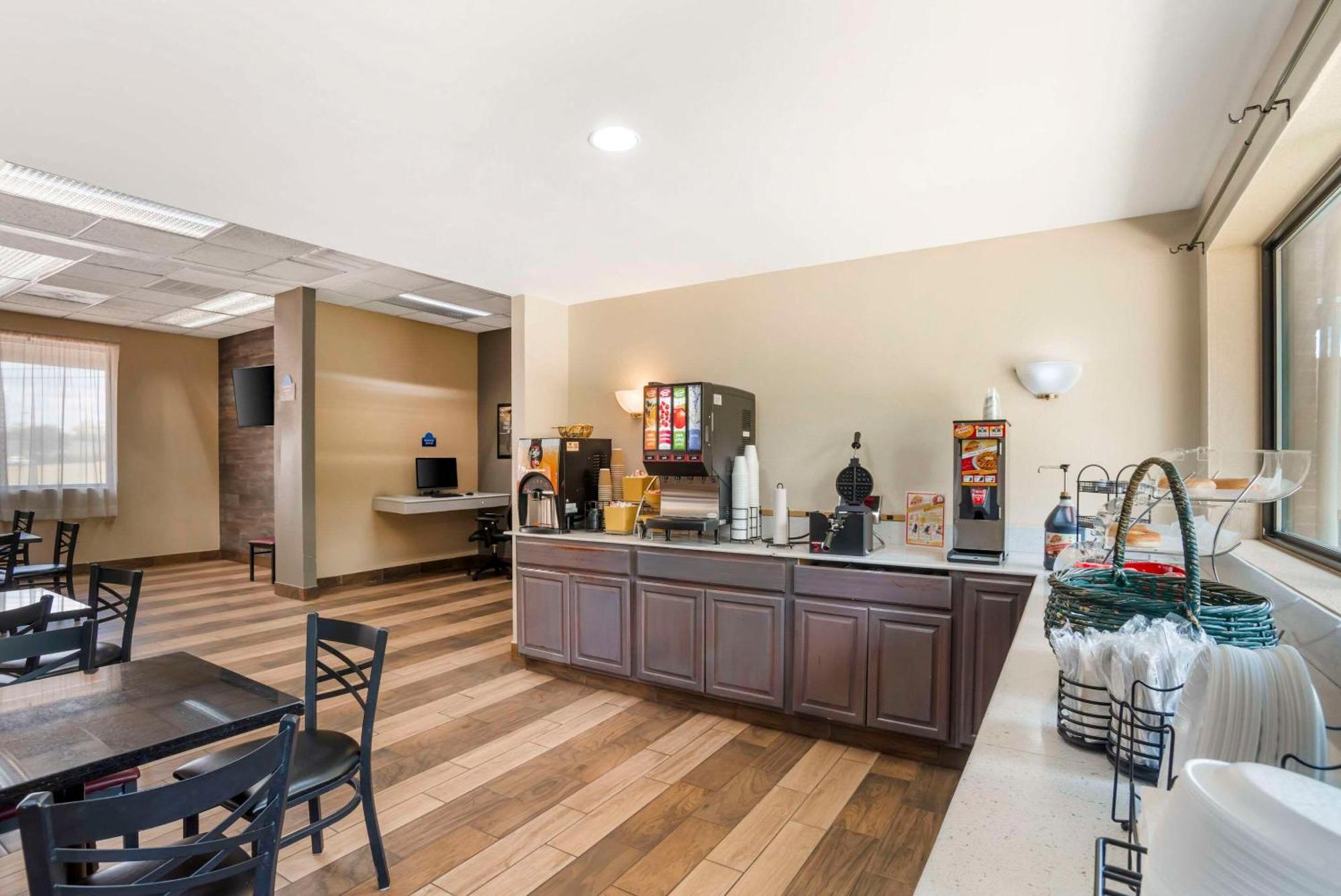 Quality Inn Near Speedway Уилксборо Экстерьер фото