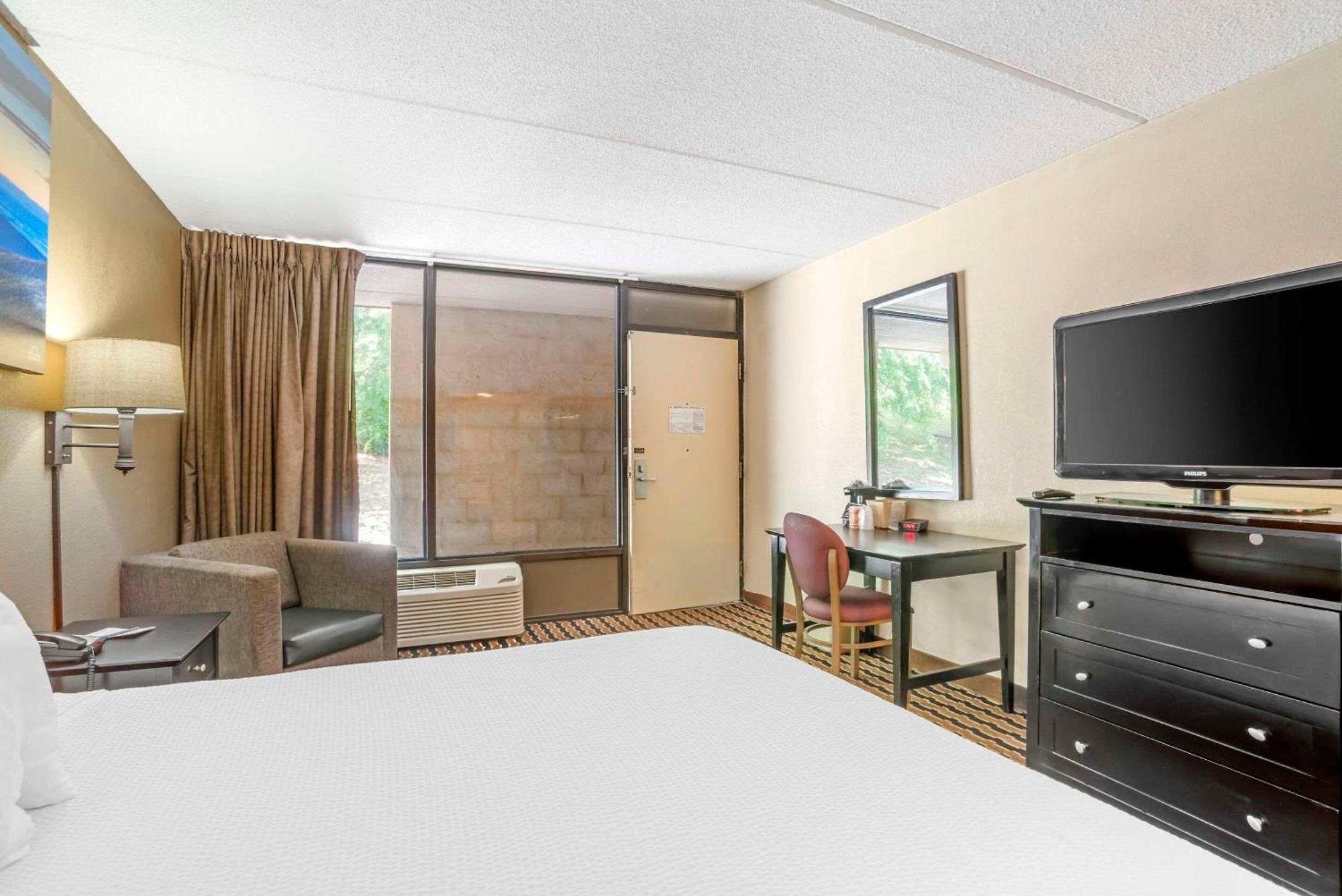 Quality Inn Near Speedway Уилксборо Экстерьер фото