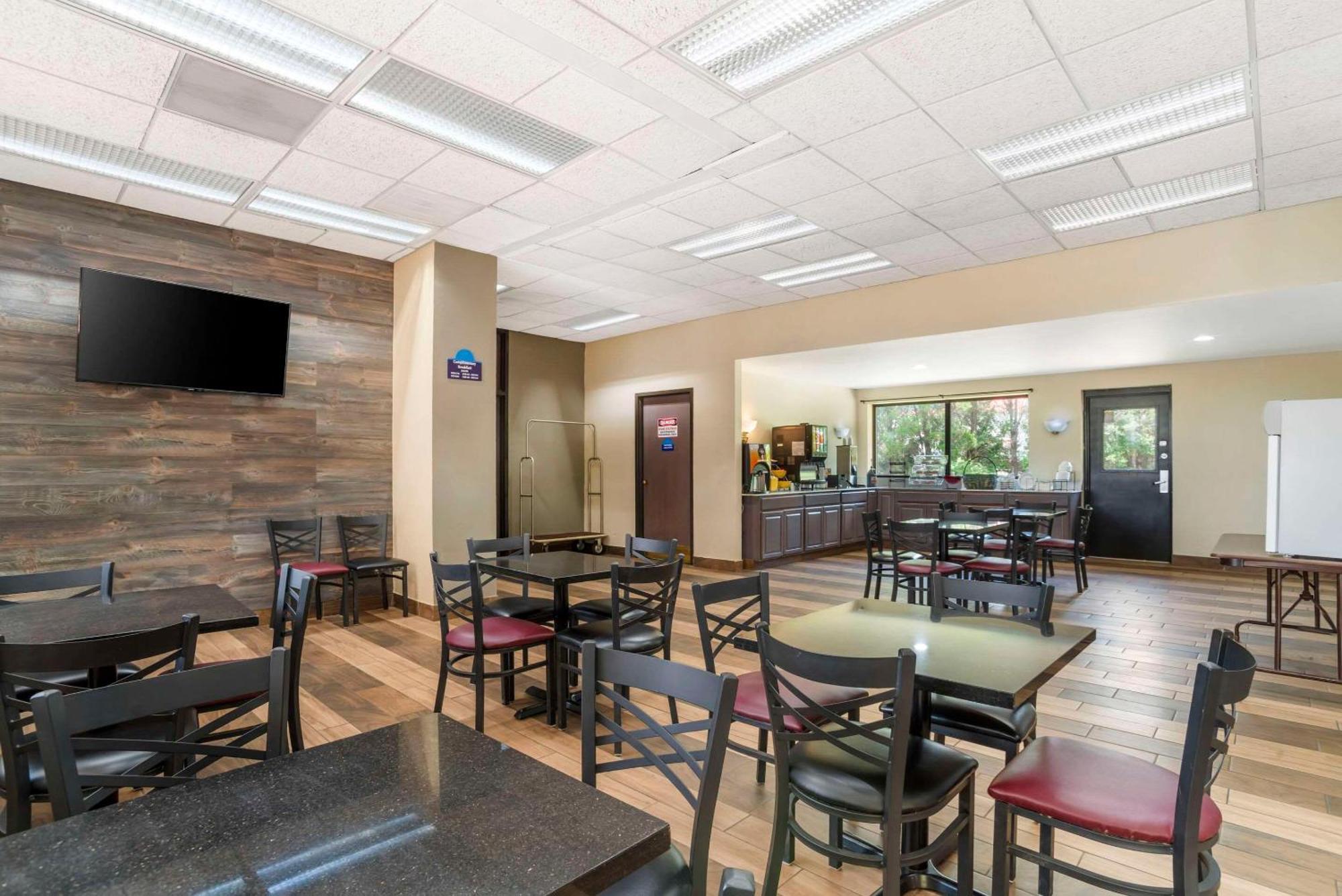 Quality Inn Near Speedway Уилксборо Экстерьер фото