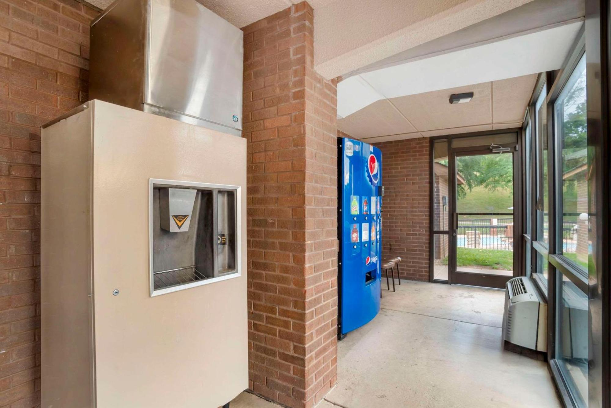 Quality Inn Near Speedway Уилксборо Экстерьер фото