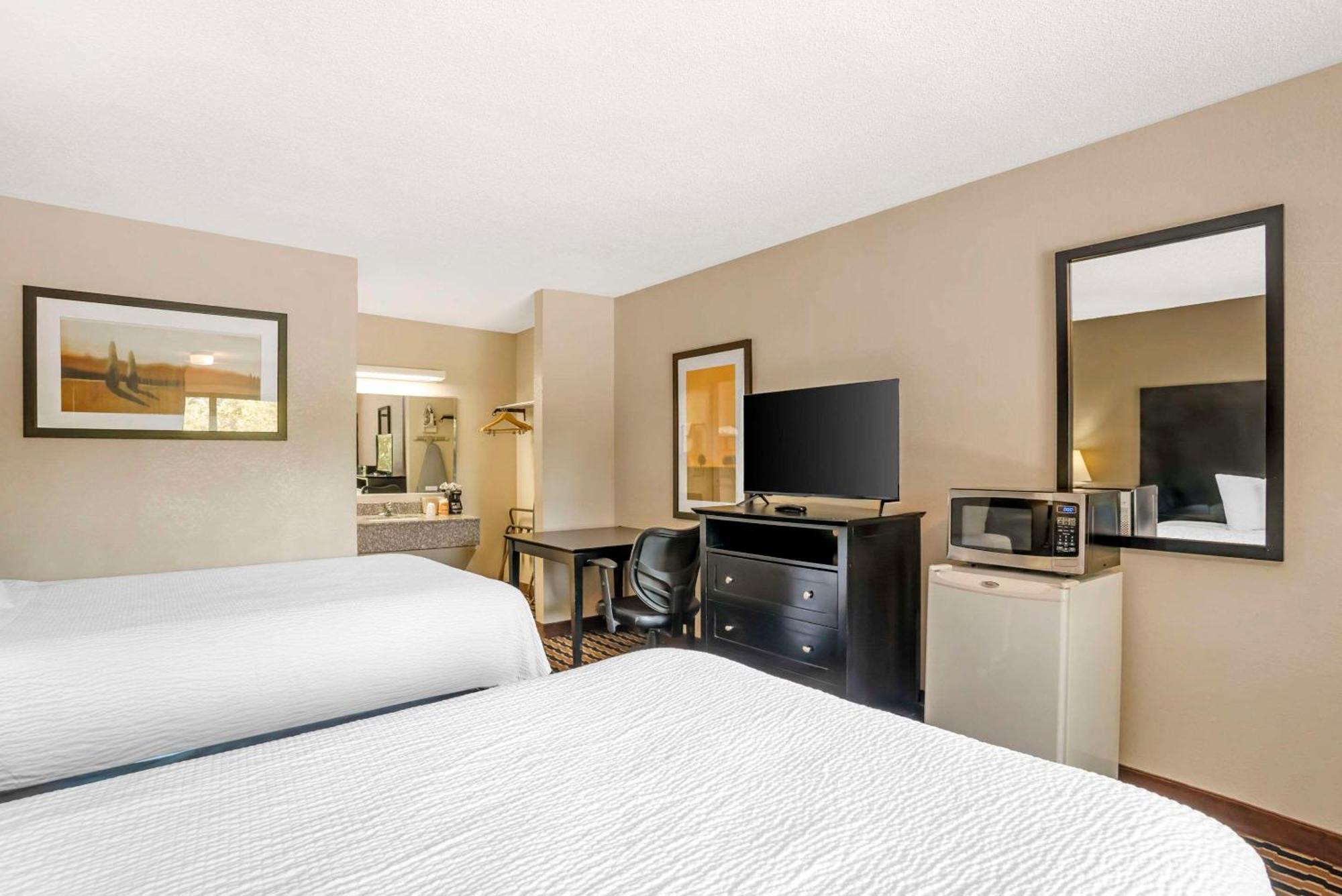Quality Inn Near Speedway Уилксборо Экстерьер фото