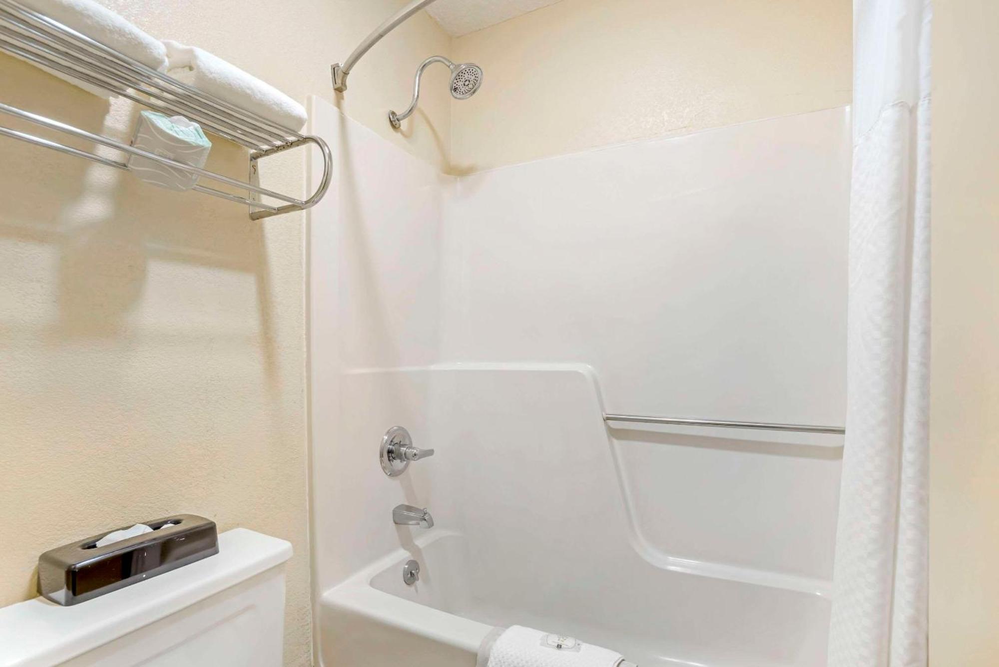 Quality Inn Near Speedway Уилксборо Экстерьер фото
