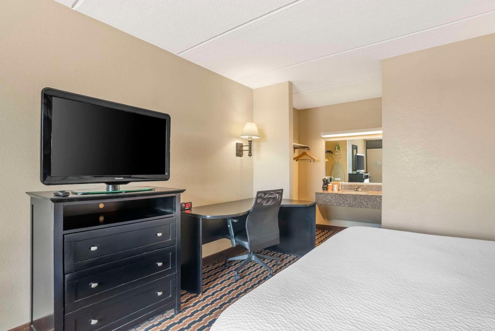 Quality Inn Near Speedway Уилксборо Экстерьер фото