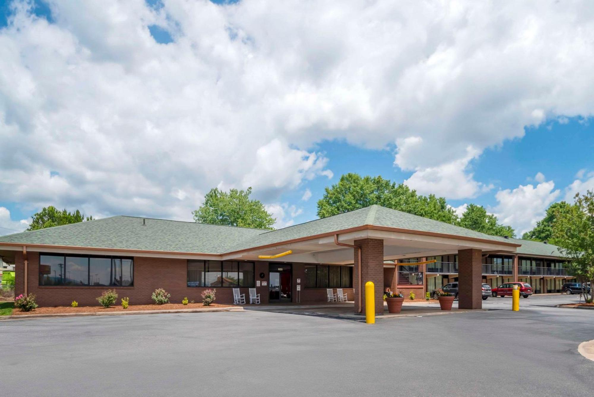 Quality Inn Near Speedway Уилксборо Экстерьер фото