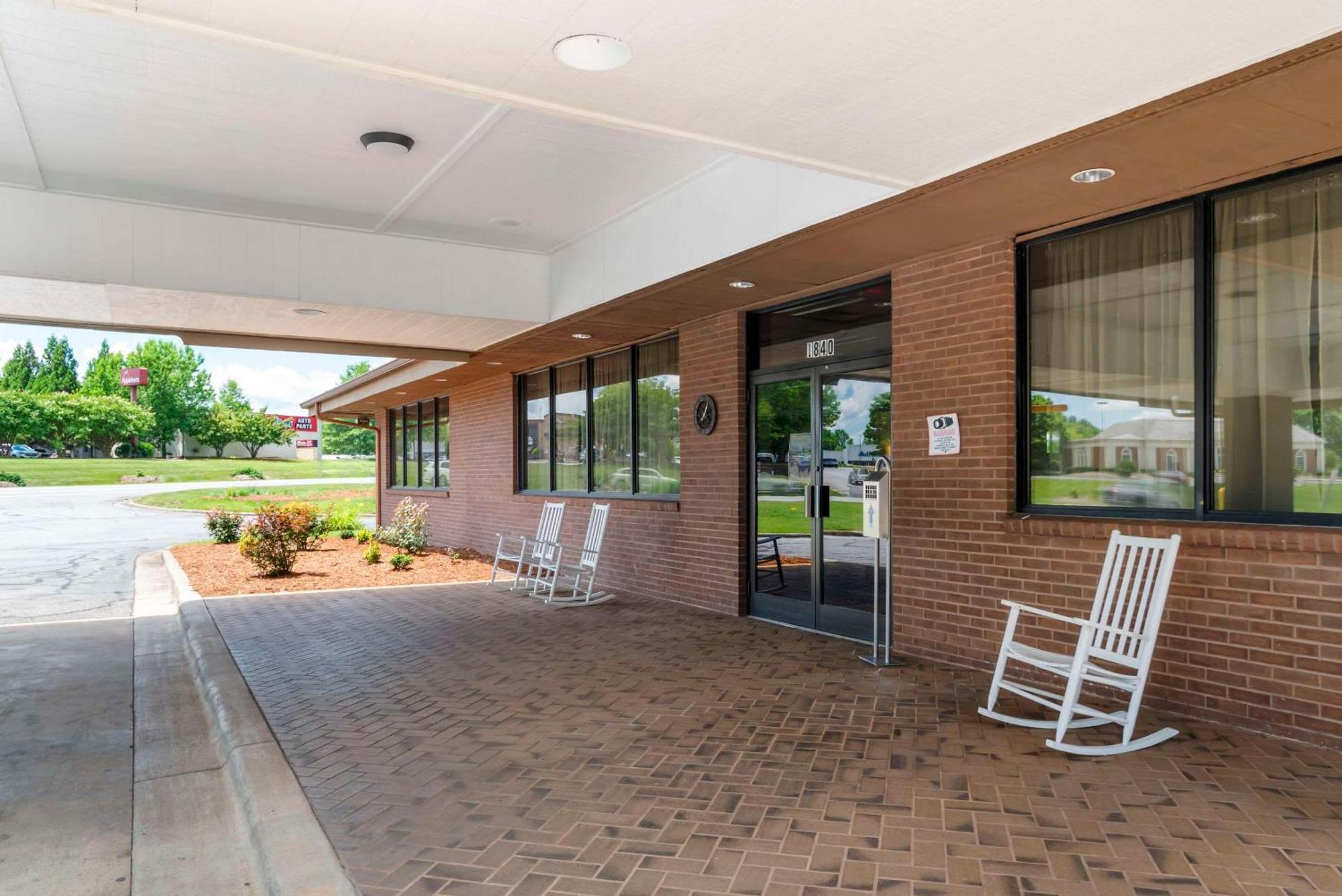 Quality Inn Near Speedway Уилксборо Экстерьер фото
